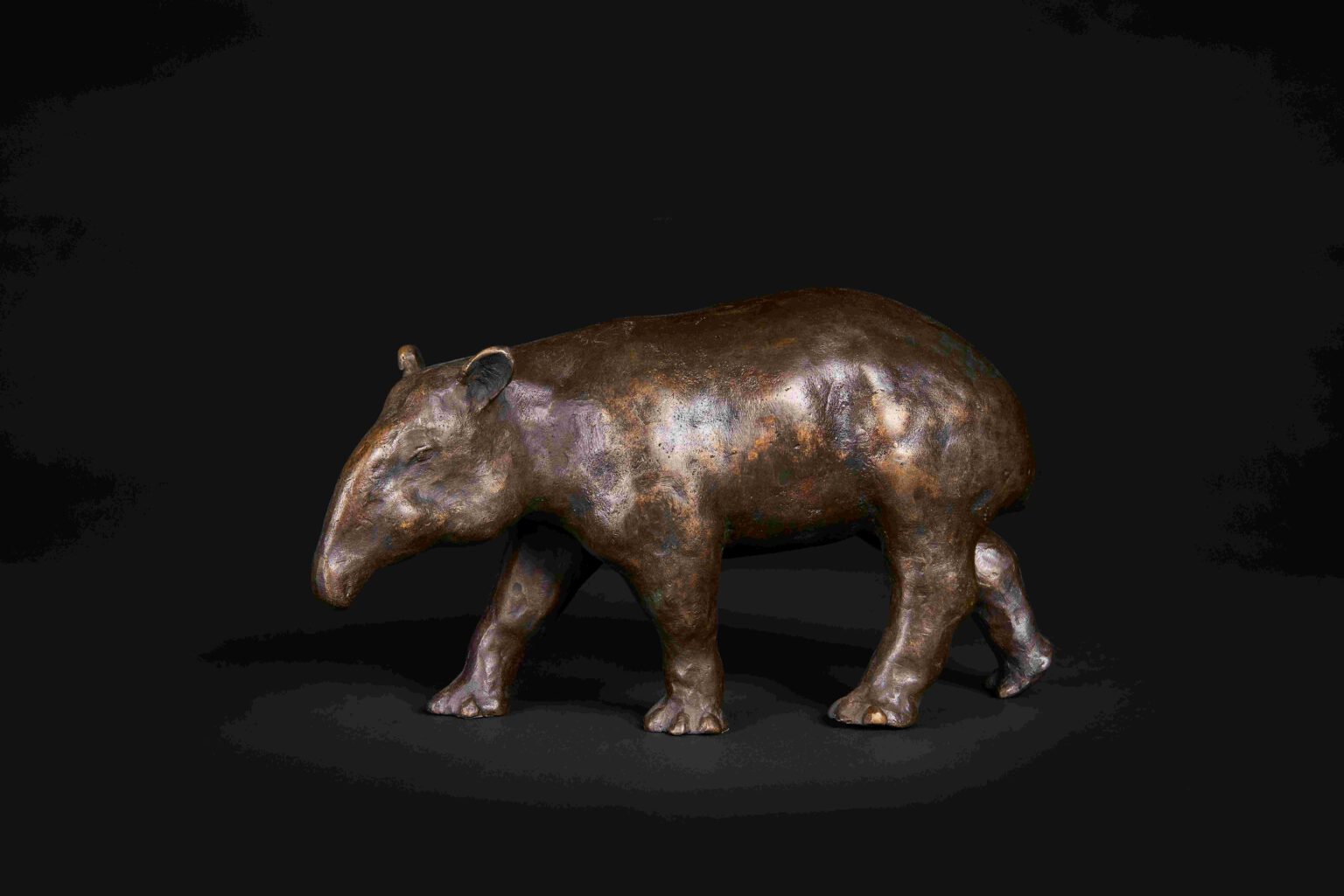 Plastik 'laufender Tapir'